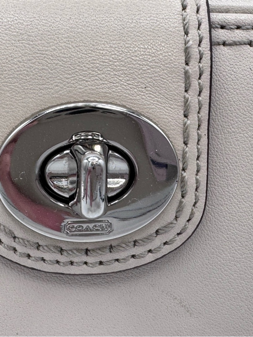 Vtg Coach Buttery Soft Ivory Leather Silver Turn-lock Large Wallet Pink Interior - Picture 4 of 10